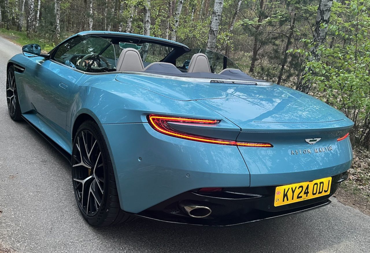 Aston Martin DB12 Volante