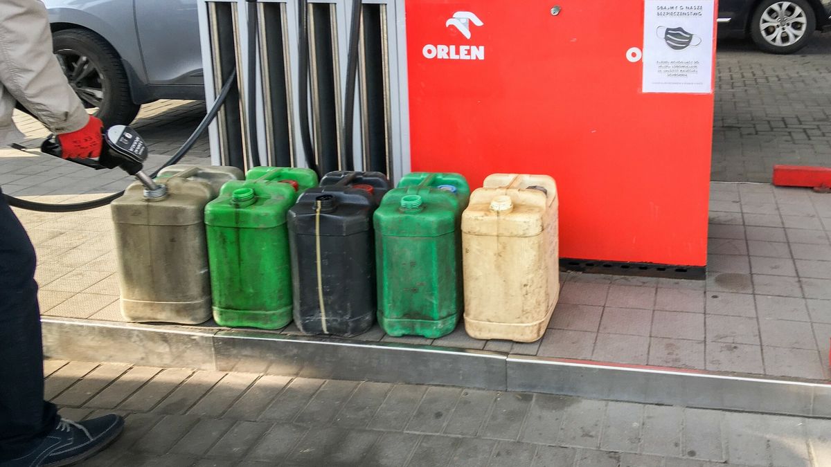 Tankowanie na zapas jest legalne. Trzeba jednak pamiętać, ile i do czego nalewamy paliwo. Zdjęcie ilustracyjne