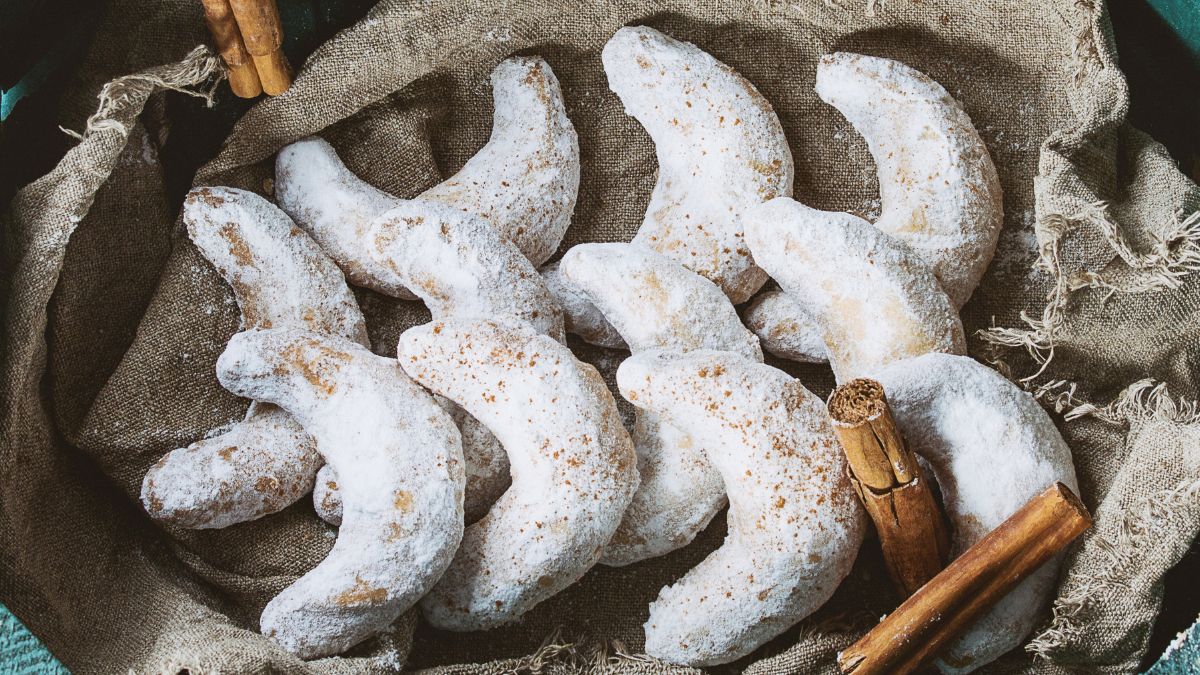 Migdałowe półksiężyce obtaczam w przesianym cukrze