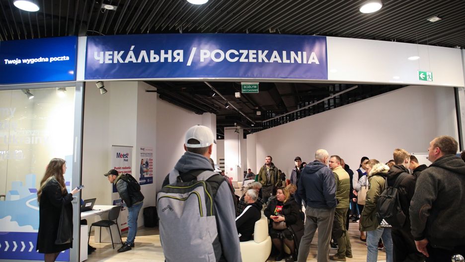 Kolejka oczekujących przed ukraińskim punktem paszportowym w centrum handlowym Blue City w Warszawie