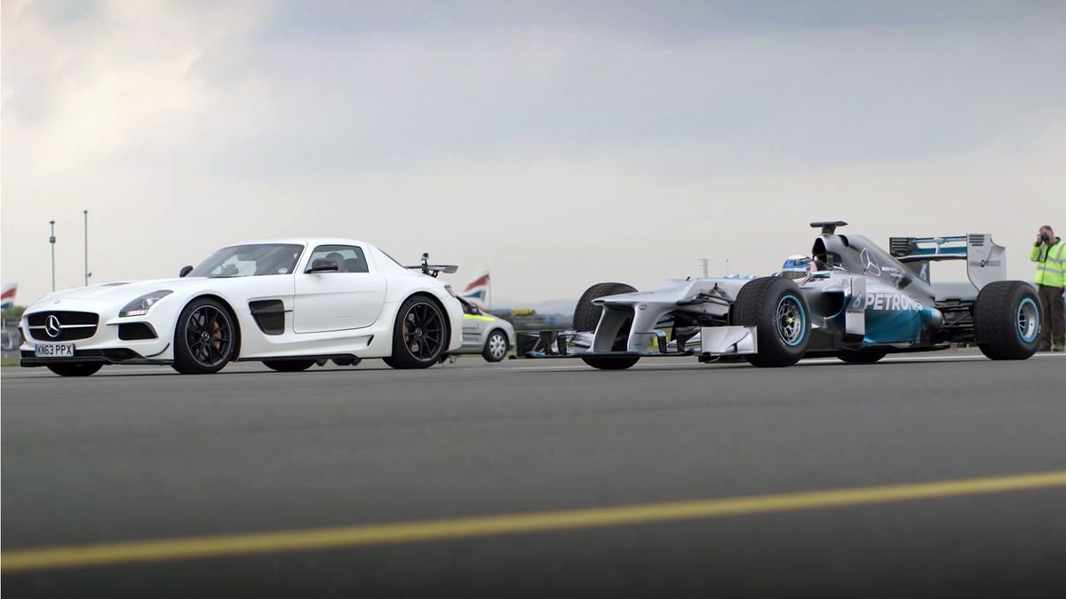 Starcie na prostej: Mercedes SLS AMG Black Series vs. F1 W03 1