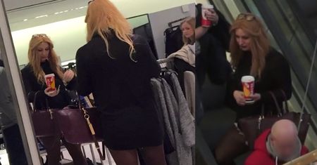 Rafalala w BARDZO KRÓTKIEJ sukience w centrum handlowym