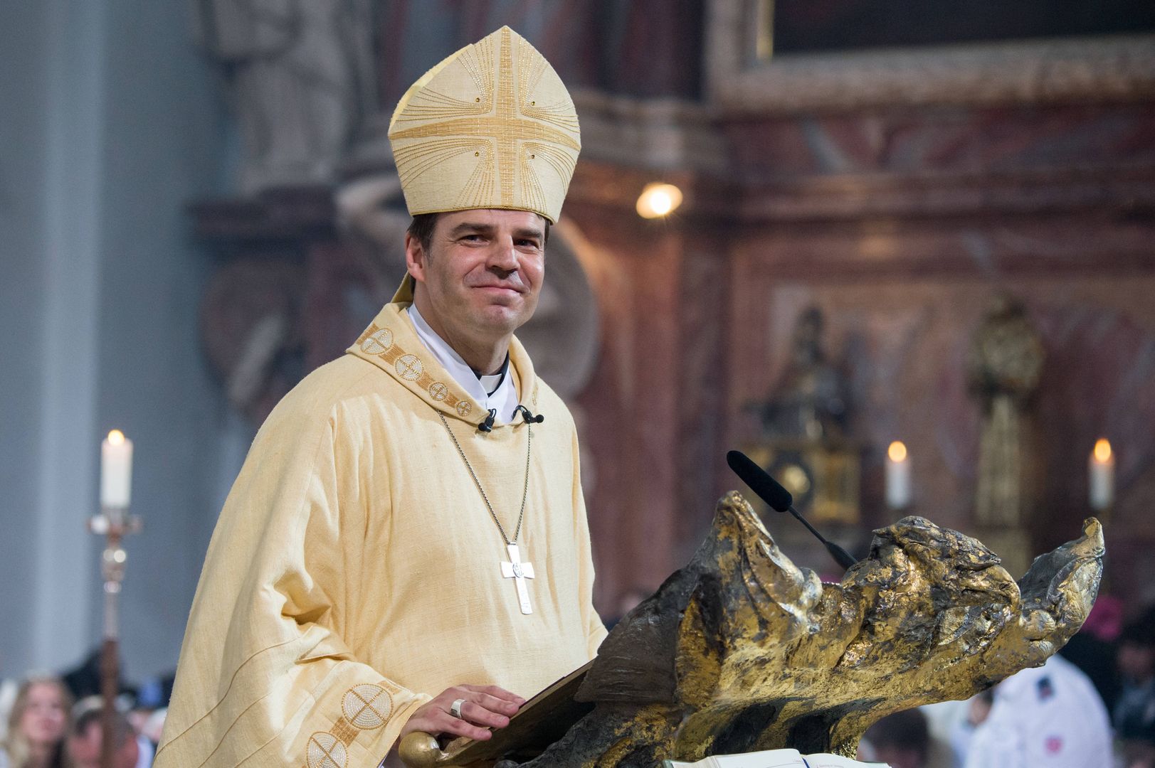 Salwy śmiechu w kościele. Żart biskupa podbił serca wiernych