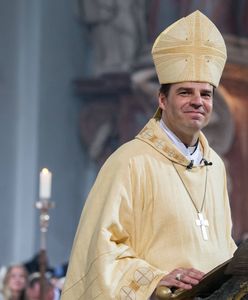 Salwy śmiechu w kościele. Żart biskupa podbił serca wiernych