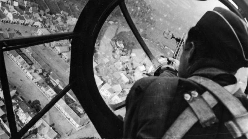 Uciekinierzy opuścili obóz na pokładzie samolotu He 111 (na zdj. stanowisko strzeleckie w He 111 lecącym nad polskim miastem we wrześniu 1939 roku).