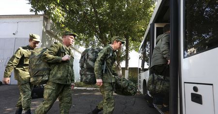 To będzie rzeź. Poborowi z Rosji jadą prosto na front