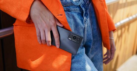 Nowe smartfony Motorola edge dostępne w RTV EURO AGD. Dla pierwszych zamawiających przewidziano prezent