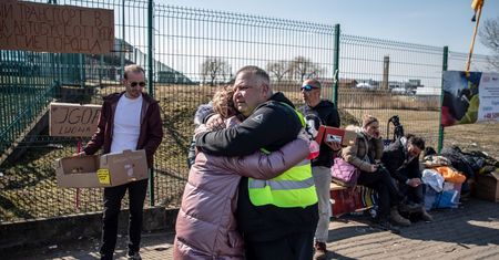 Romantyzowanie wojny. Psycholog zwraca uwagę na poważną kwestię pomocy dla uchodźców