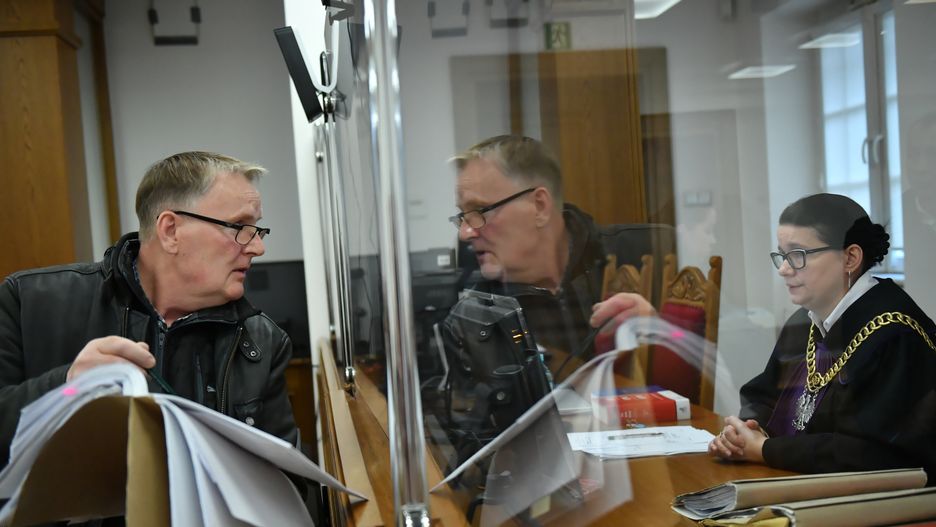 Były senator Waldemar Bonkowski (L) i sędzia Krystyna Lemańczyk-Brzoskowska (P) na sali rozpraw Sądu Rejonowego w Kościerzynie