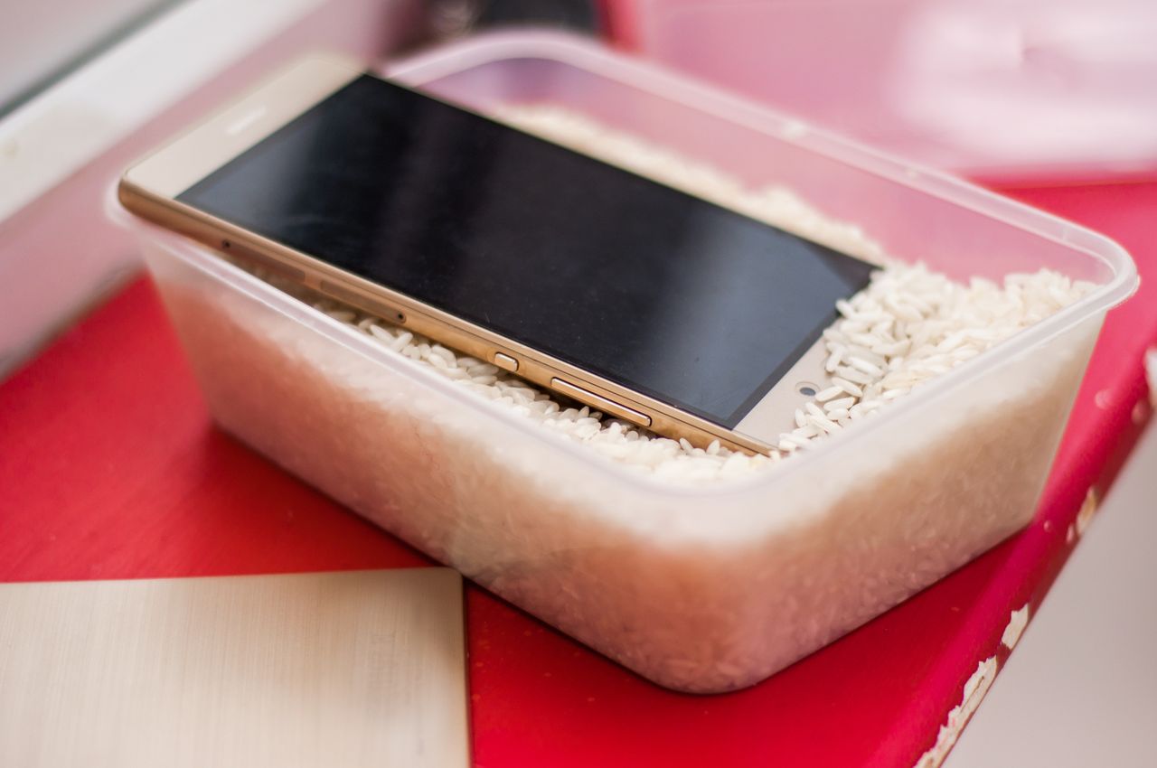 Nie wsadzaj zamoczonego telefonu w ryż – zabezpiecz się zawczasu