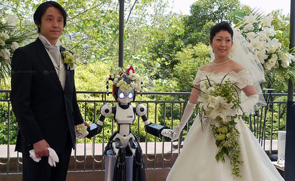 W Japonii ślubu udziela robot! [ wideo]