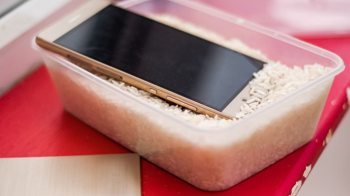 Nie wsadzaj zamoczonego telefonu w ryż – zabezpiecz się zawczasu 1