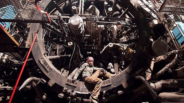 Dziewczyna, która wkradła się do rosyjskiej fabryki rakiet 1