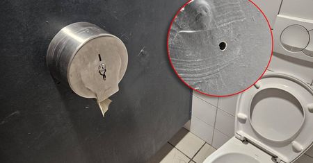 Otwory w ściankach kabin w męskiej toalecie. Czytelnik ostrzega przed podglądaczem | ZDJĘCIA