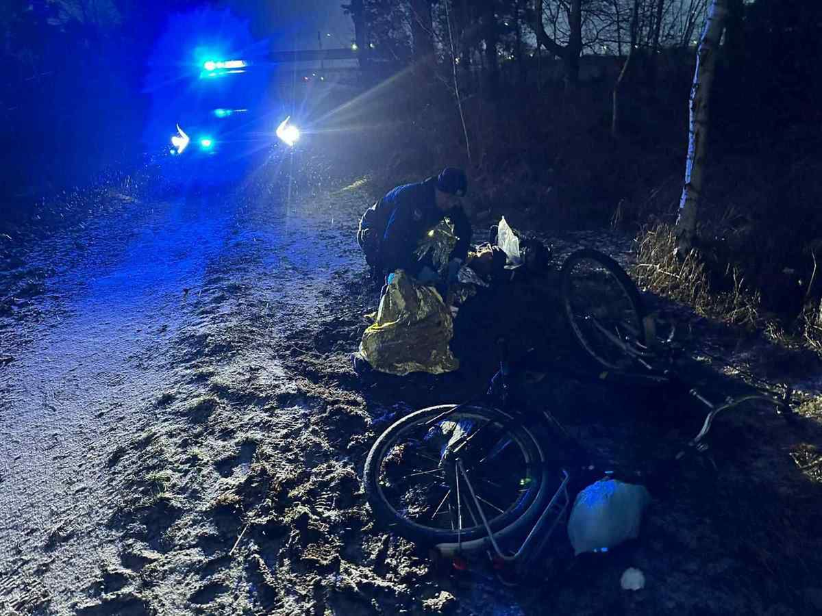 Upadek na mrozie mógł skończyć się tragedią. Policyjny patrol uratował życie 79-latk