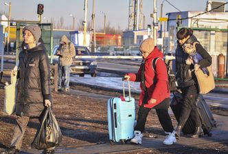 Limity wypłat z bankomatów w Doniecku. Ukraińcy ustawiają się w długich kolejkach