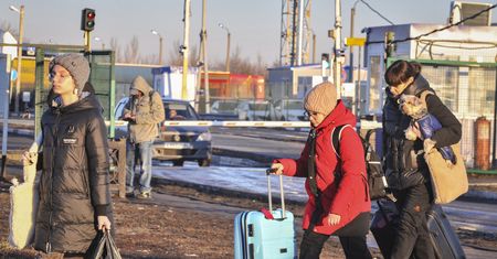 Limity wypłat z bankomatów w Doniecku. Ukraińcy ustawiają się w długich kolejkach