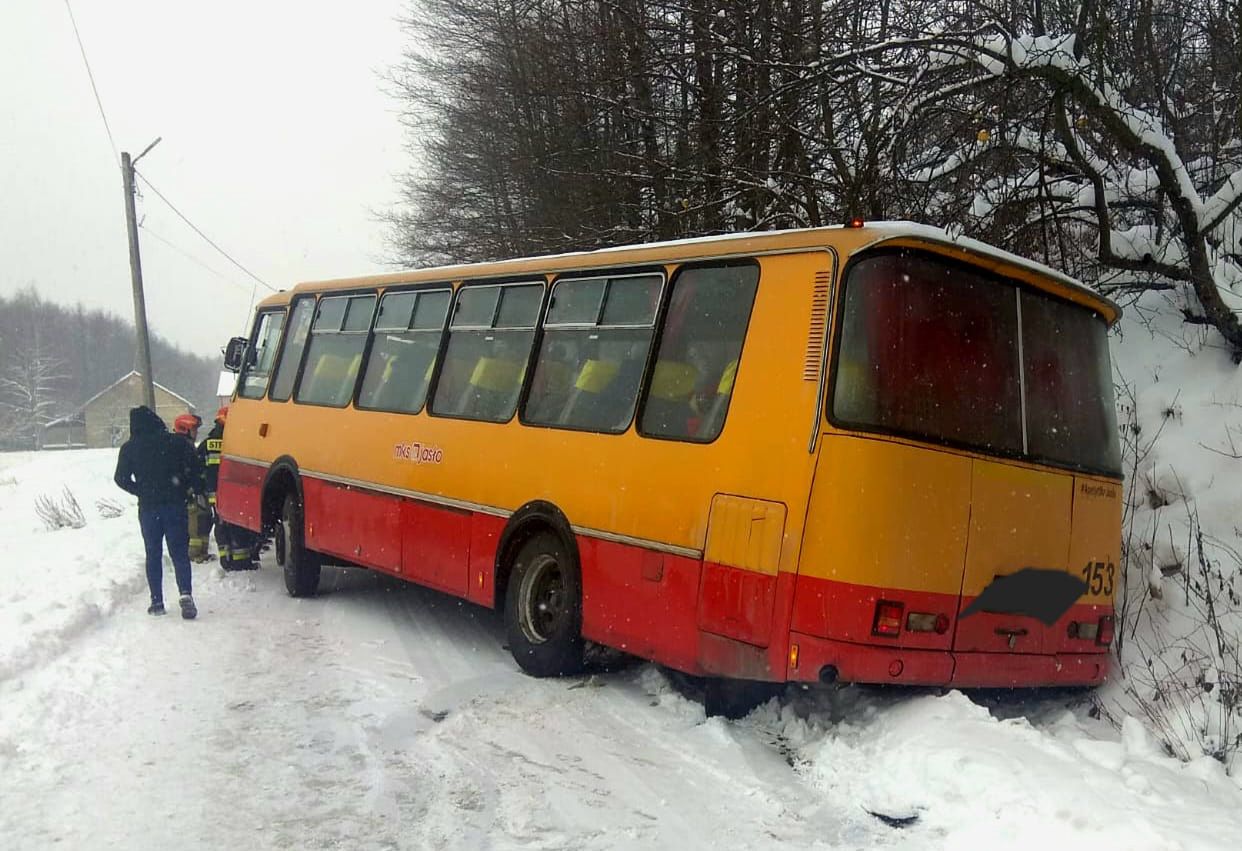 Autobus, którym podróżowało 39 dzieci, wpadł do rowu