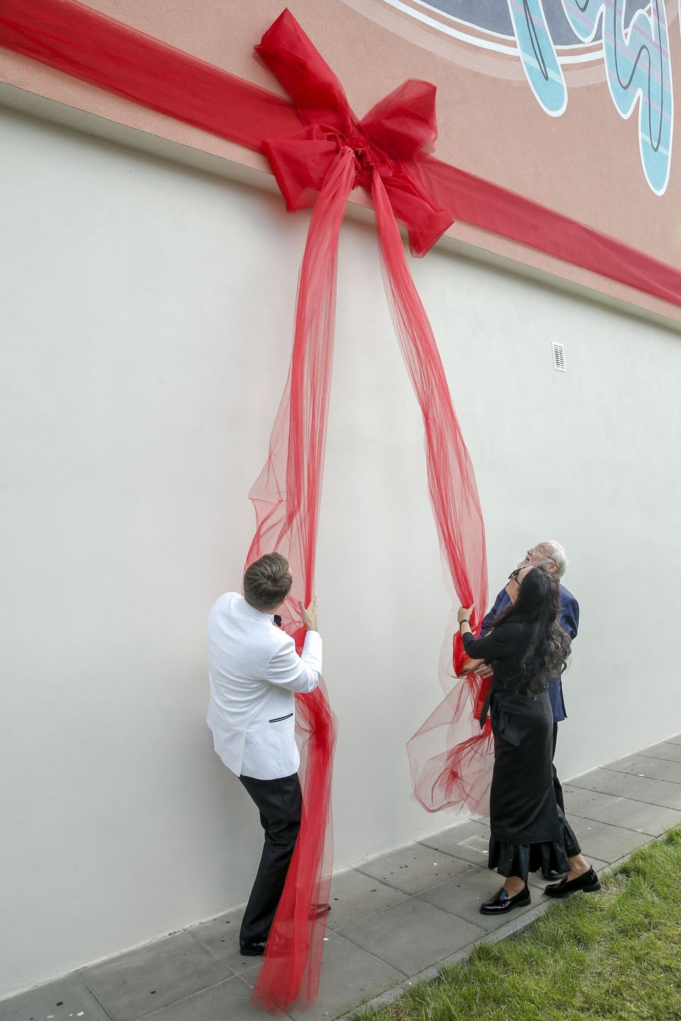 Ewa Krawczyk odsłania mural Krzysztofa Krawczyka