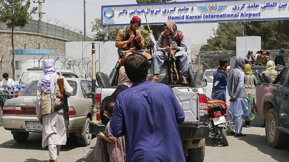 Talibowie kontrolujący wjazd na teren lotniska w Kabulu 