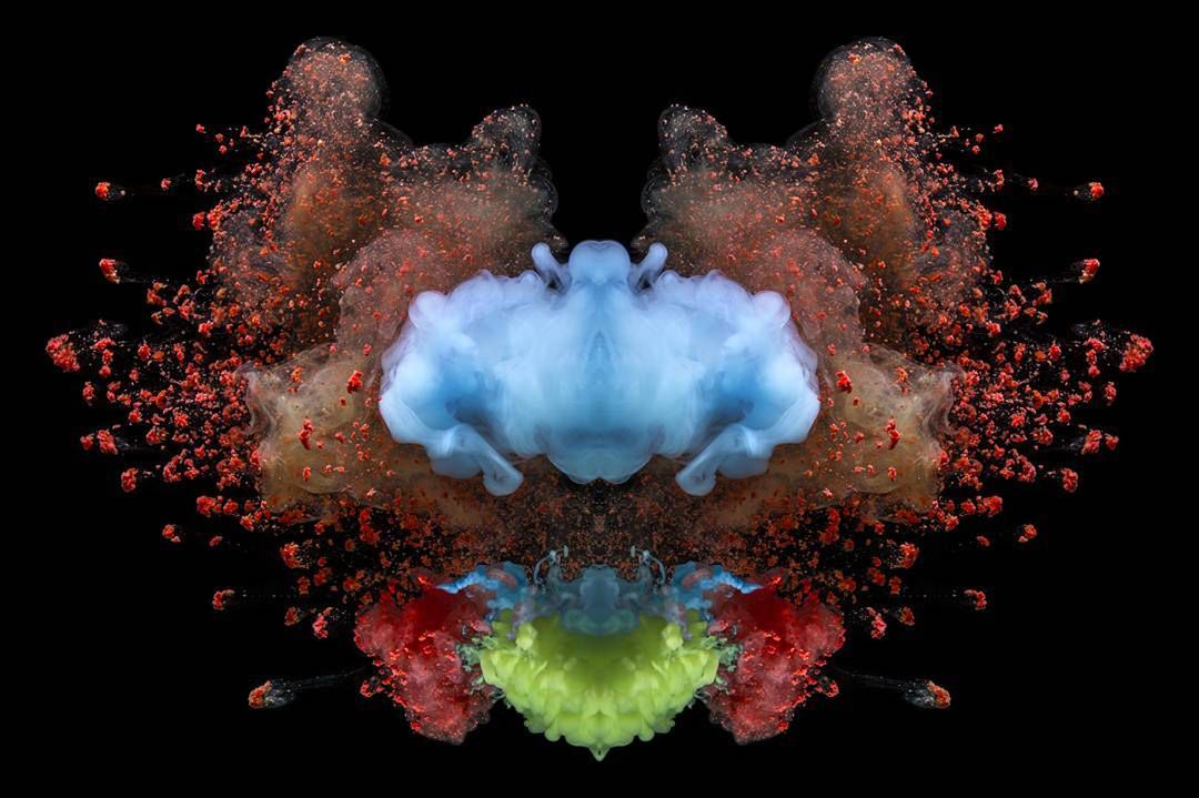 Brian Tomlinson tworzy kolorowe eksplozje przy pomocy tajemniczych mikstur