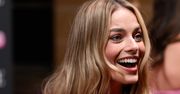 Słodka jak cukierek Margot Robbie ściśnięta jak w różowej zbroi
