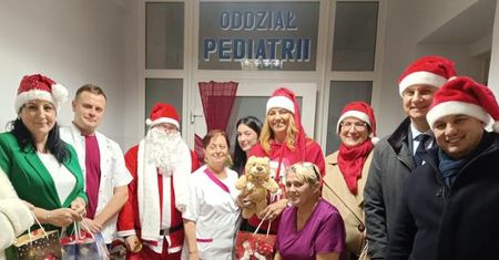 Święta zawitały do ostrowieckiego Szpitala i Domów Dziecka [Foto]