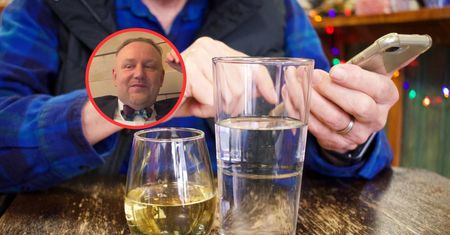 Urolog wskazuje dwa najgorsze napoje dla pęcherza. Mówi, co najlepiej pić