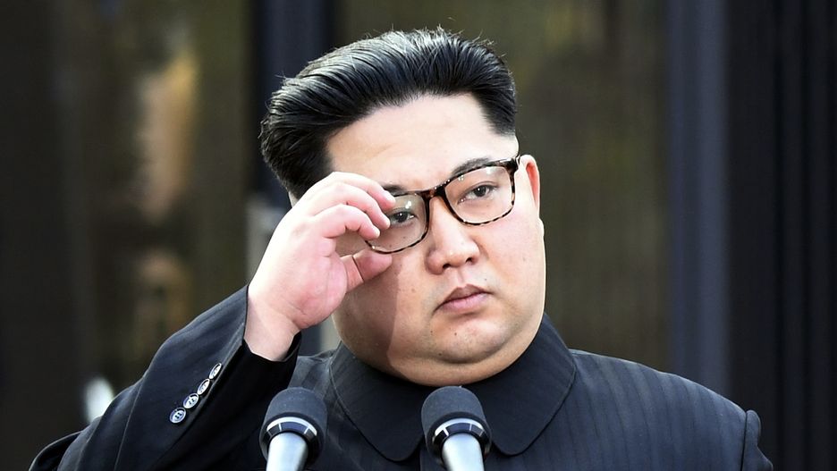 Przywódca Korei Północnej Kim Dzong Un poświęca się dla narodu i pracuje z oddaniem po nocach