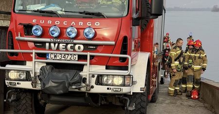 Mężczyzna skoczył z mostu. Na miejscu służby
