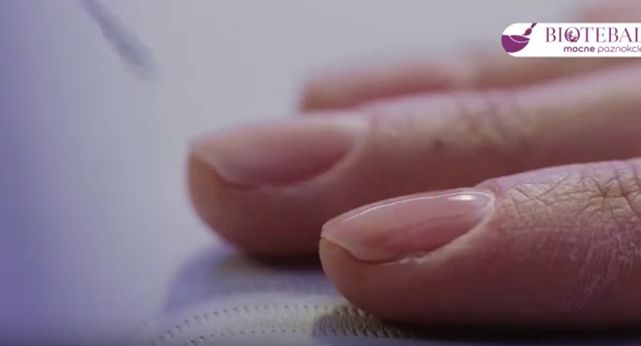 „Wzmocnienie przez nawilżenie” promuje Biotebal Mocne Paznokcie (wideo)