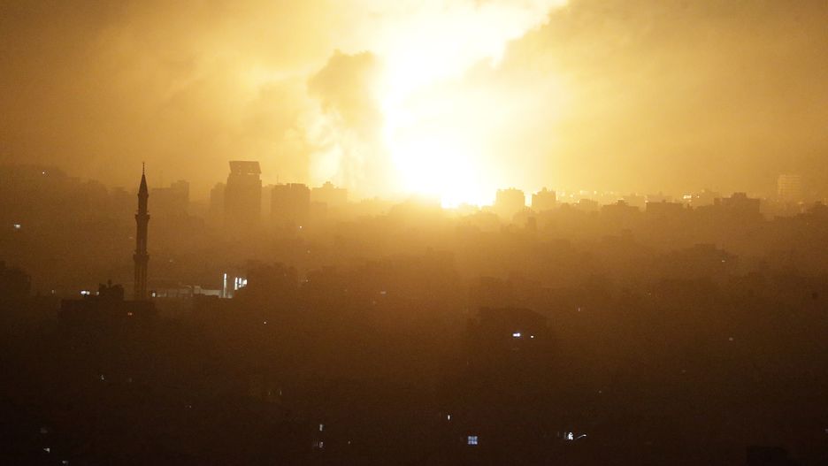 Smoke rises following an Israeli air strike in the northern Gaza Strip on, 11 October 2023. More than 1,000 Palestinians have been killed and over 5,000 others injured, according to the Palestinian Ministry of Health, after Israel started bombing the Palestinian enclave in response to attacks carried out by the Islamist movement Hamas on Israel from the Gaza Strip on 07 October. More than 3,000 people, including 1,500 militants from Hamas, have been killed and thousands injured in Gaza and Israel since 07 October, according to Israeli military sources and Palestinian officials. EPA/MOHAMMED SABER Dostawca: PAP/EPA.
