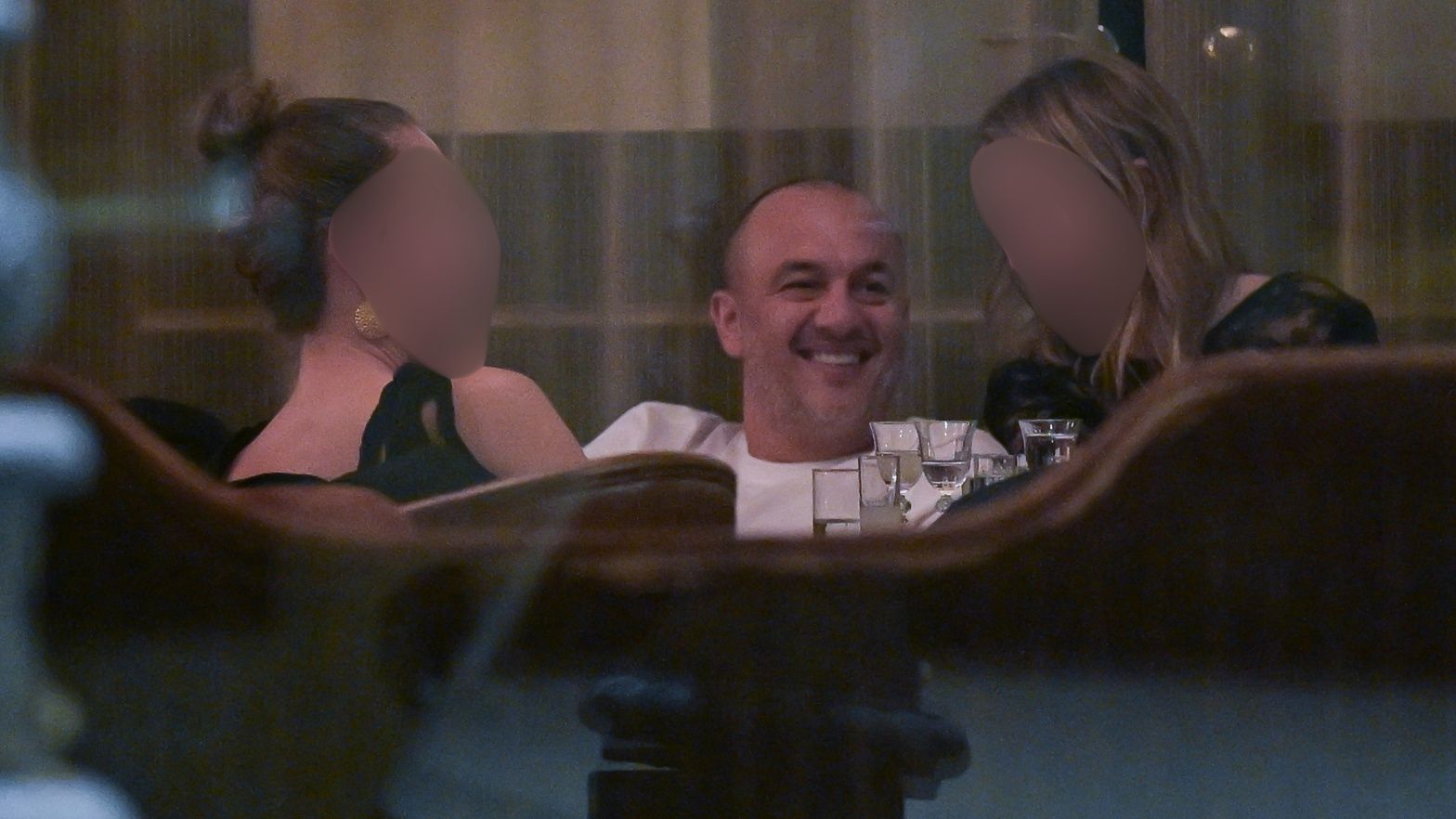 Lefteris Kavoukis baluje z dziewczynami