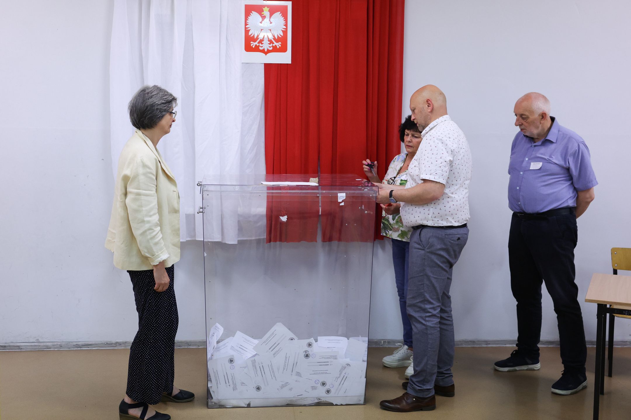 Łódź, 01.06.2025. Wybory prezydenta RP - II tura. Liczenie głosów w lokalu wyborczym w Łodzi, 1 bm. Zakończyło się głosowanie w II turze wyborów prezydenta RP. (aldg) PAP/Marian Zubrzycki