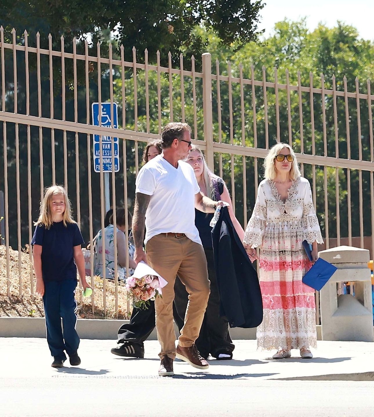 Tori Spelling i jej eksmąż na ceremonii zakończenia szkoły córki