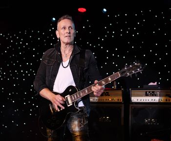Gitarzysta Def Leppard znów walczy z nowotworem. "Rak powrócił"