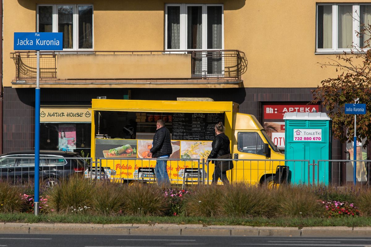 Warszawa. Fast food, plastikowa toaleta i przyczepy na placu Jacka Kuronia