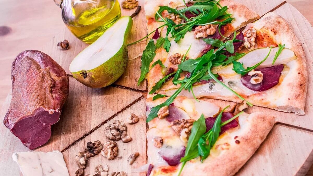 Pizza z gęsią, gruszką, orzechami włoskimi, gorgonzolą i rukolą