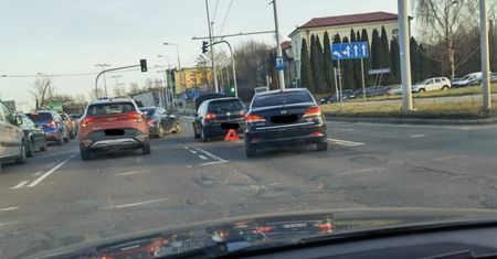 Samochód osobowy uległ awarii na środku ronda, blokuje przejazd. Tworzą się korki [ZDJĘCIA]