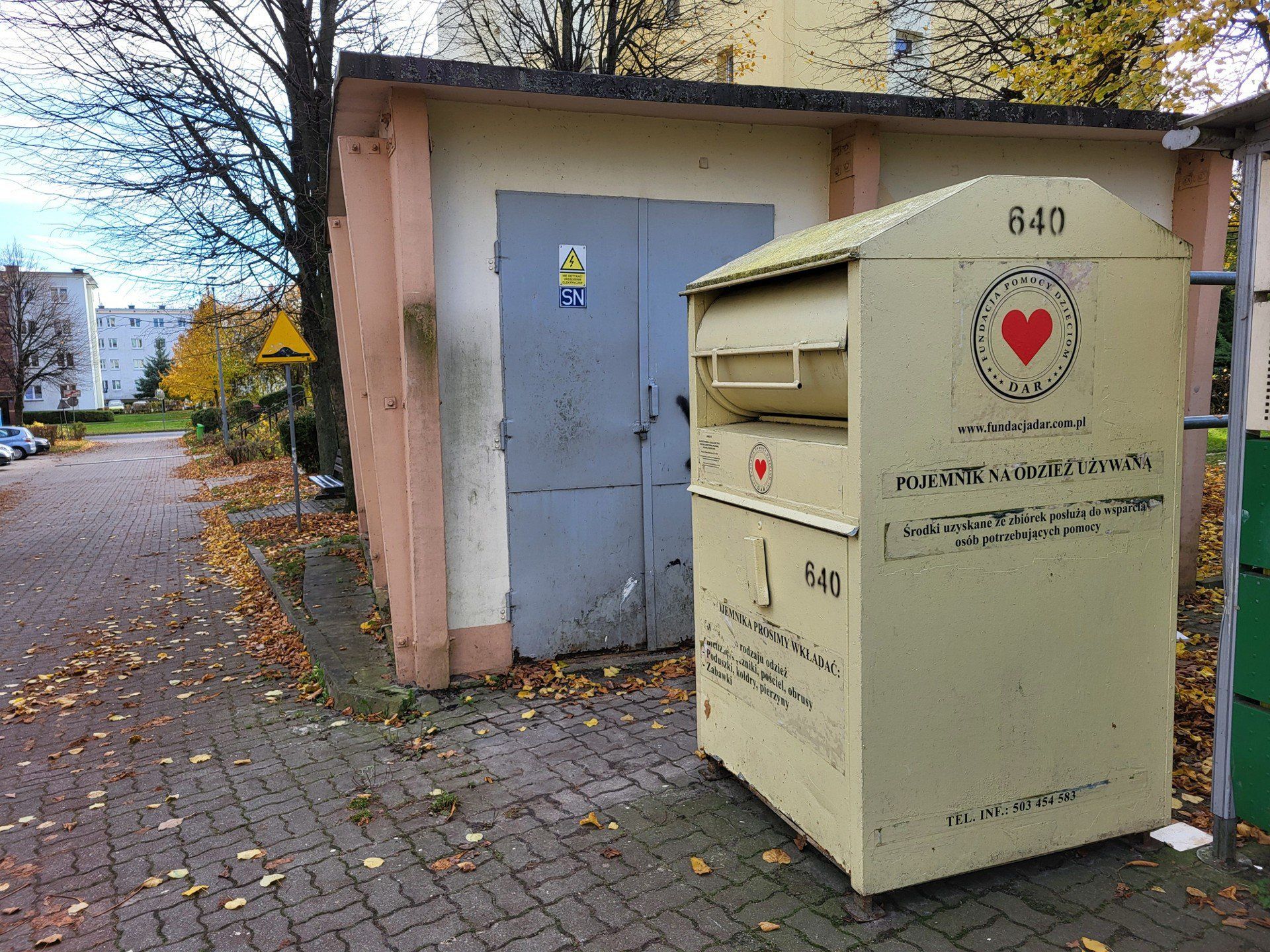 Pojemniki na odzież używaną cieszą się wśród mieszkańców popularnością. Wokół nich często jednak panuje nieporządek, a w środku ląduje odzież, która nie nadaje się do ponownego użytku.