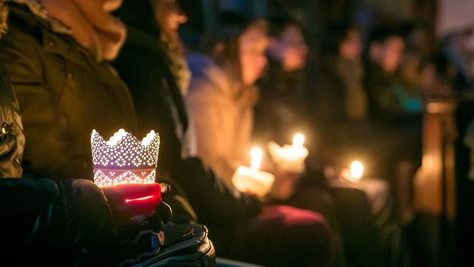 Podczas adwentu charakterystycznym nabożeństwem są roraty