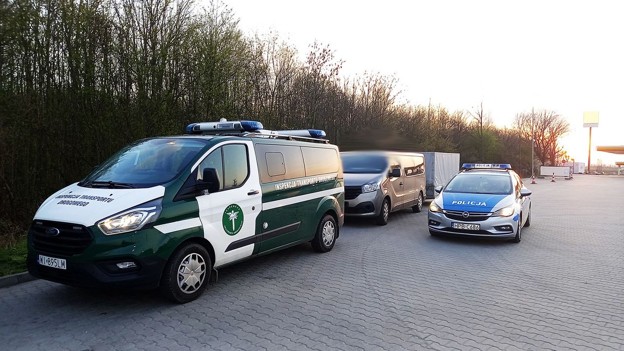 Bez uprawnień, poszukiwany i pijany. W takim stanie jechał busem z przyczepą