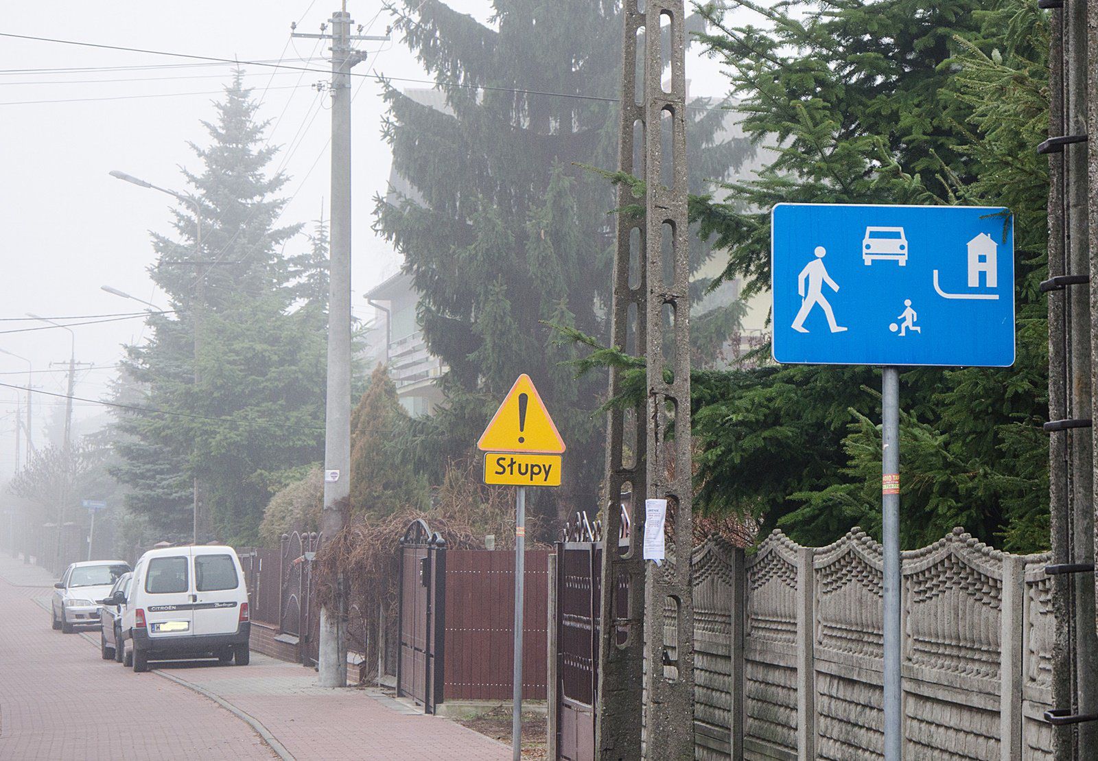 Na pierwszym planie znak D-40 oznaczający strefę zamieszkania.