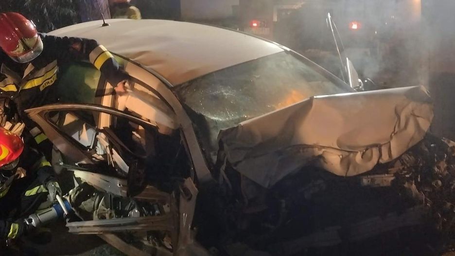 Wypadek pod Ostrowcem Świętokrzyskim. Opel wbił się w betonową kapliczkę