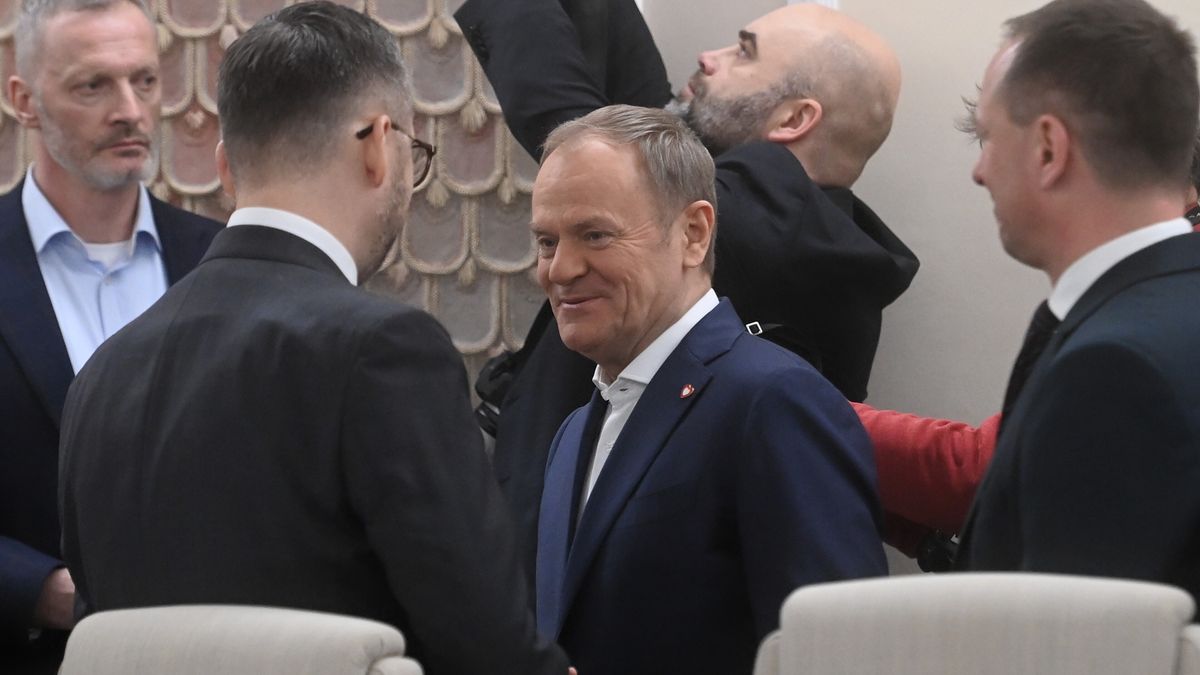 Donald Tusk
Warszawa, 21.01.2025. Premier Donald Tusk (C) podczas posiedzenia rz�du w KPRM w Warszawie, 21 bm. Cz�onkowie rz�du zajm� si� m.in. projektem zakazuj�cym sprzeda�y nieletnim e-papieros�w niezawieraj�cych nikotyny. Rozpatrzy te� propozycj� MF nak�adaj�c� akcyz� na wielorazowe e-papierosy, podgrzewacze i saszetki nikotynowe. Zajmie si� te� projektem dot. s�dziowskich delegacji. (sko) PAP/Piotr Nowak
Piotr Nowak
kancelaria, KPRM, obrady, polityk, polityk polityka, polityka, Polski, posiedzenie, rada ministr�w, rady ministr�w, rz�d, rz�du, UE, posiedzenie posiedzania, rz�du w kprm