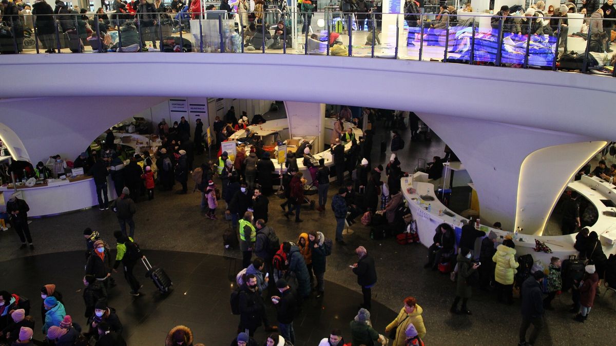 Uchodźcy z Ukrainy na Dworcu Centralnym w Warszawie