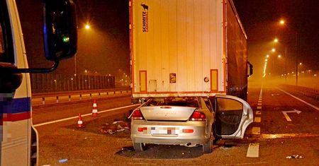 Tragedia na A4. Auto wbiło się w naczepę