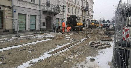 Ciężki sprzęt w centrum miasta. Intensywne prace przy przebudowie deptaka