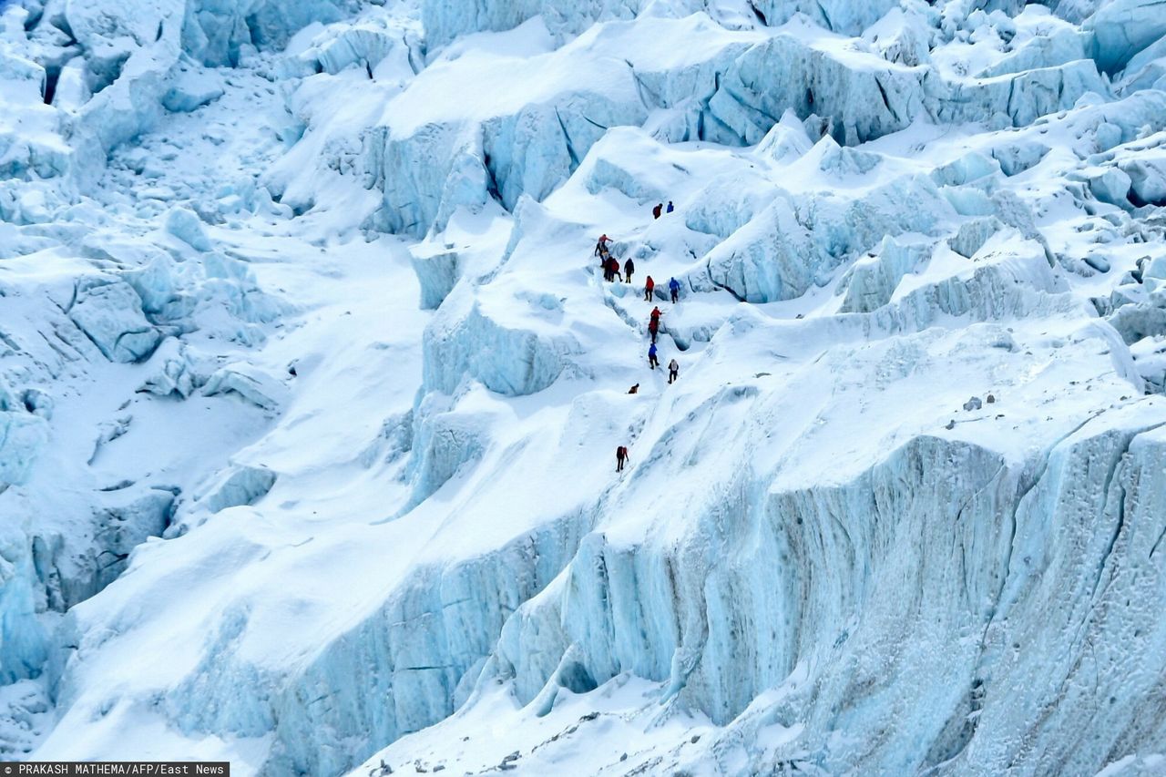 Tłumy na Mount Everest. Zdjęcie robi furorę w sieci