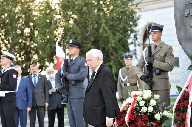 Warszawa. Politycy PiS uczcili pamięć ofiar katastrofy smoleńskiej